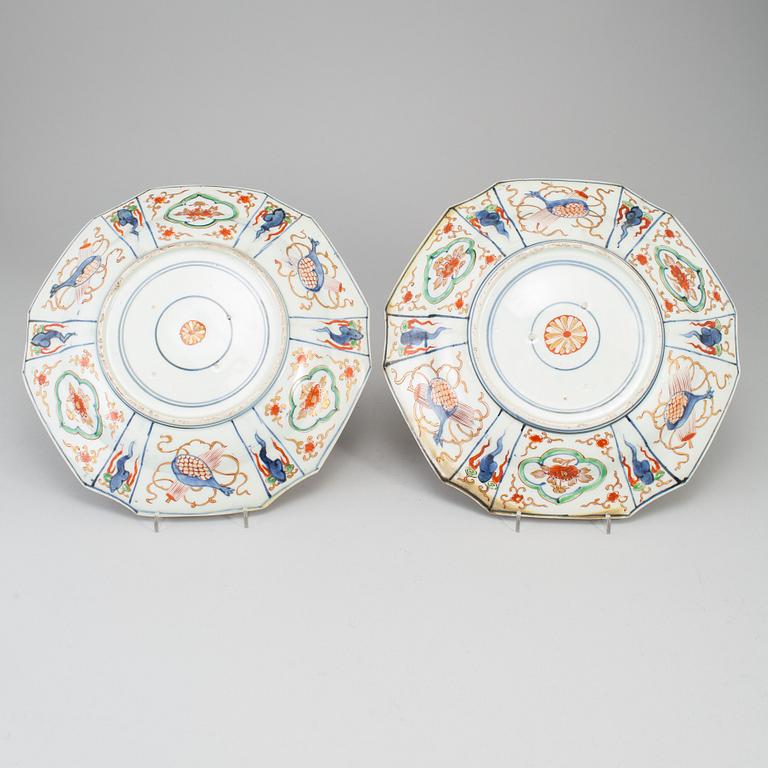 A pair of Japanese imari dishes, Edo period (1603-1868).