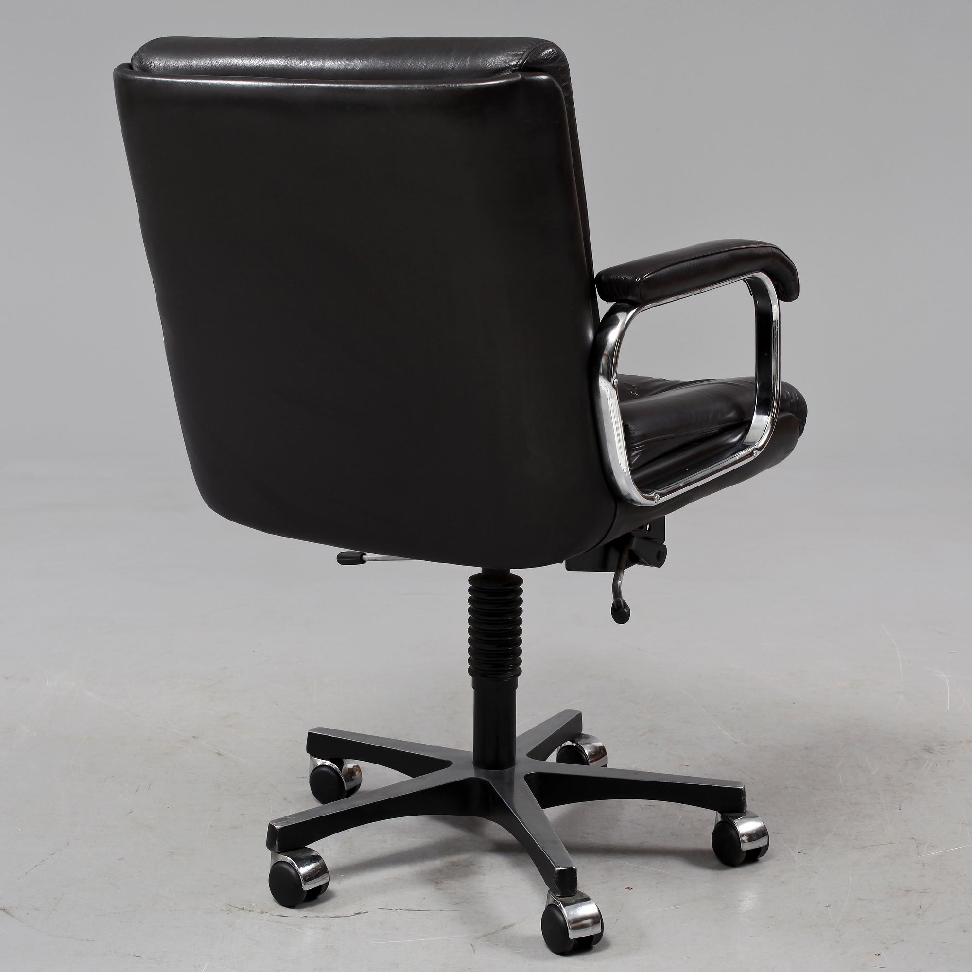 SKRIVBORDSSTOLAR,  2 st snarlika, Italien, 1988 respektive 1993.