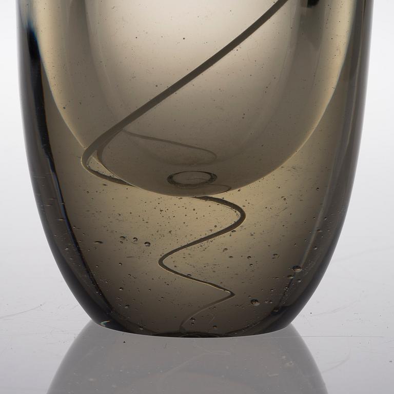 GUNNEL NYMAN, A VASE. Serpentine. Unclearly signed. Nuutajärvi, late 1940s.