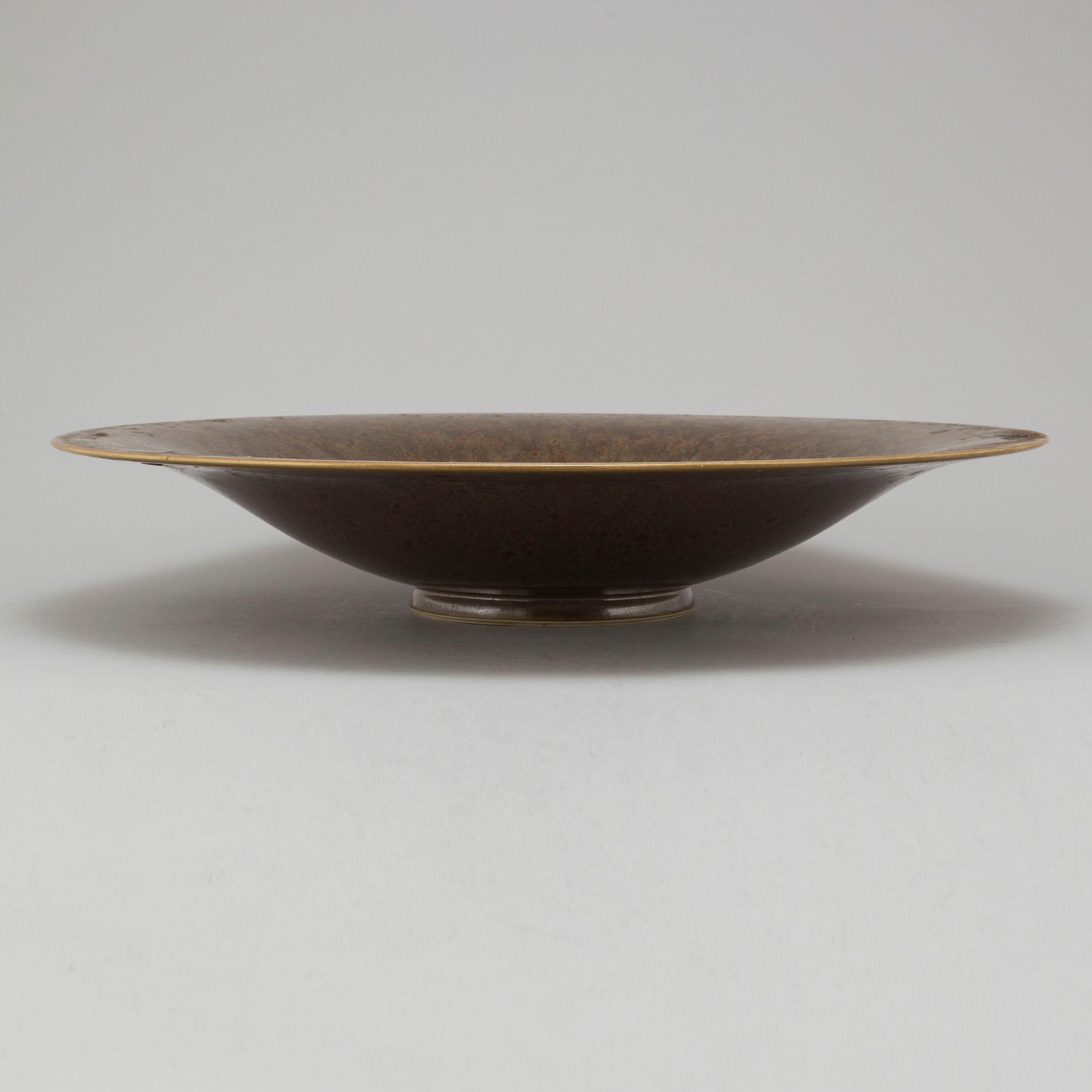 A stoneware dish by Lasse Östman, signed.