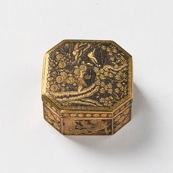 A Japanese gilded box, 19th century.