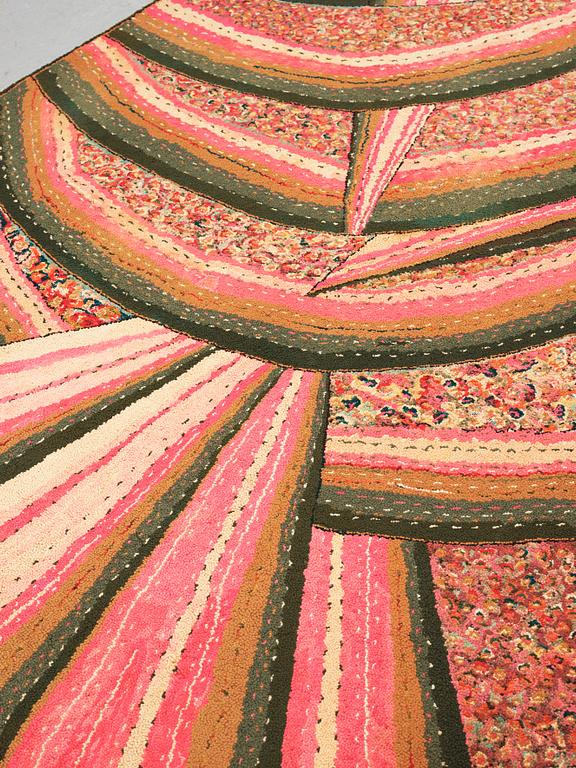 A carpet/A wallhanging, a "Hooked rug", ca 180 x 237-239  cm, North America ca 1920.