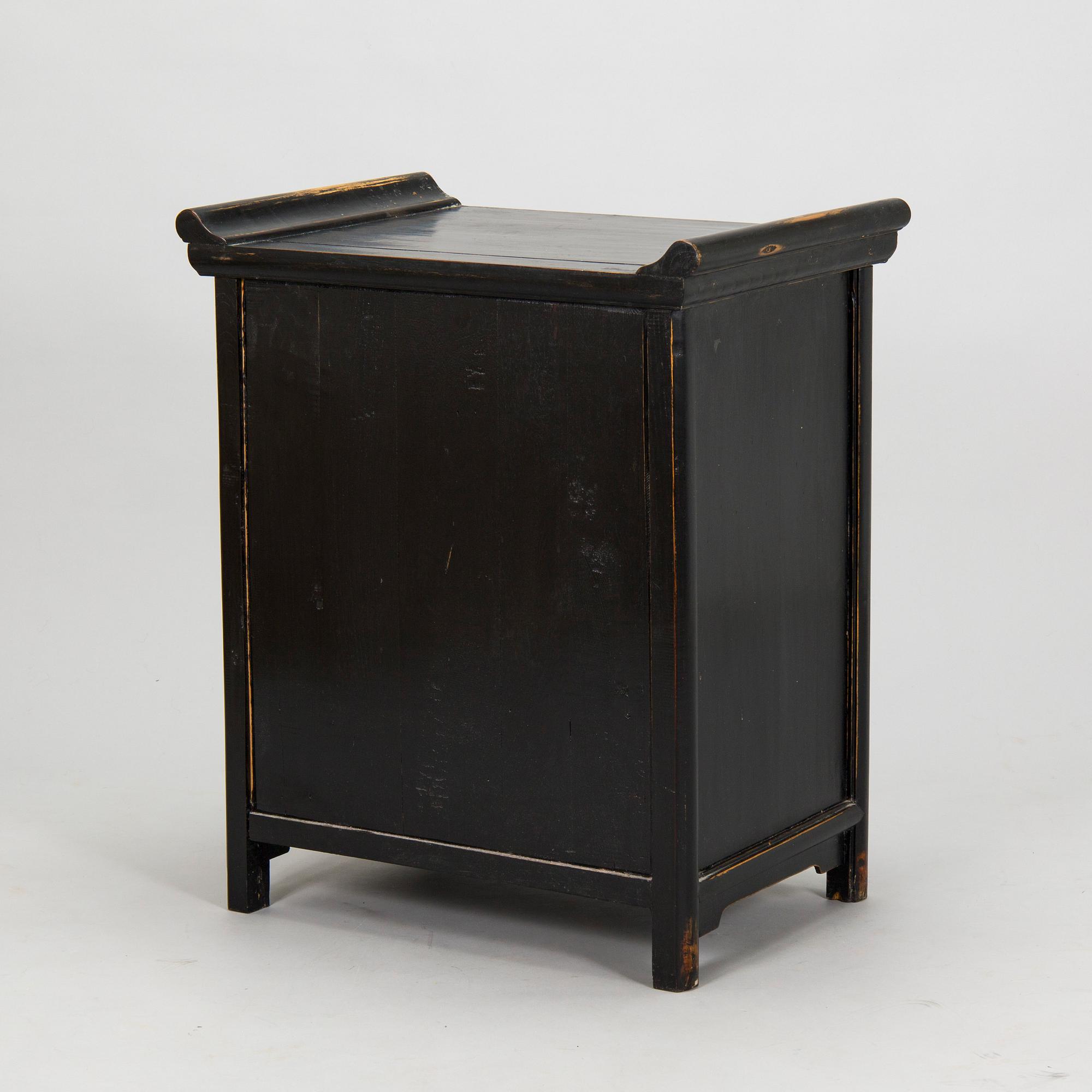 A Chinese cabinet, 20th century.