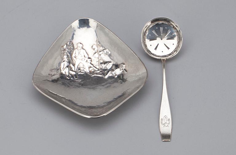 FAT, silver, Unto Erälampi, Riihimäki 1962 samt STRÖSKED, silver, finska stämplar 1927. Tot. vikt ca 182,8 g.