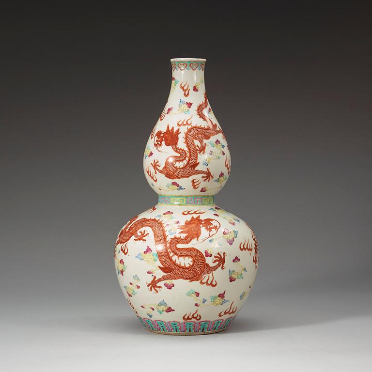 A double-gourd vase, 20th century, with Qianlong sealmark.