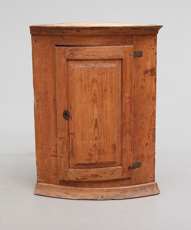 HÖRNSKÅP, allmoge, 1800-talets första hälft.