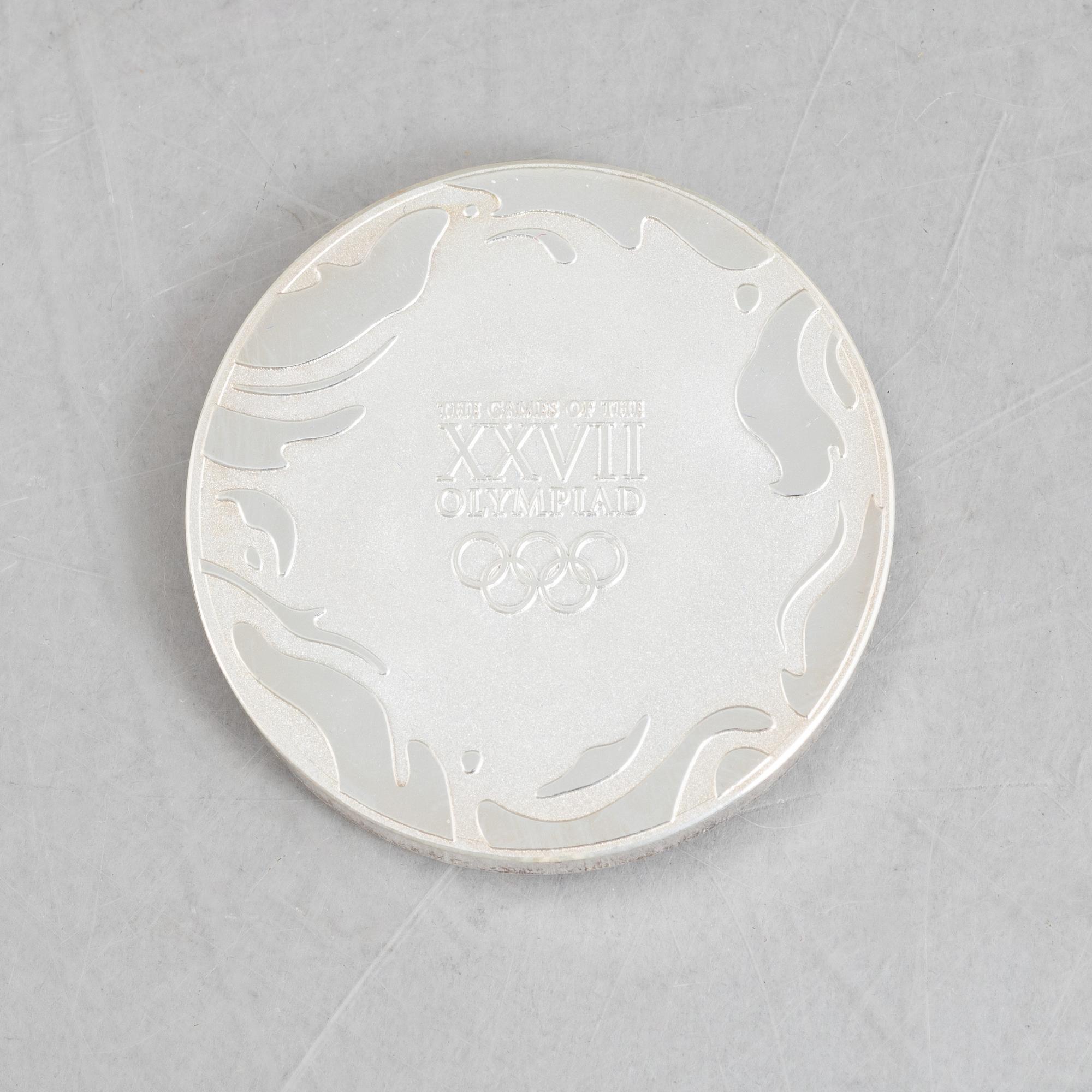Deltagarmedalj OS, Sydney 2000 samt tygmärke för den svenska OS-truppen.