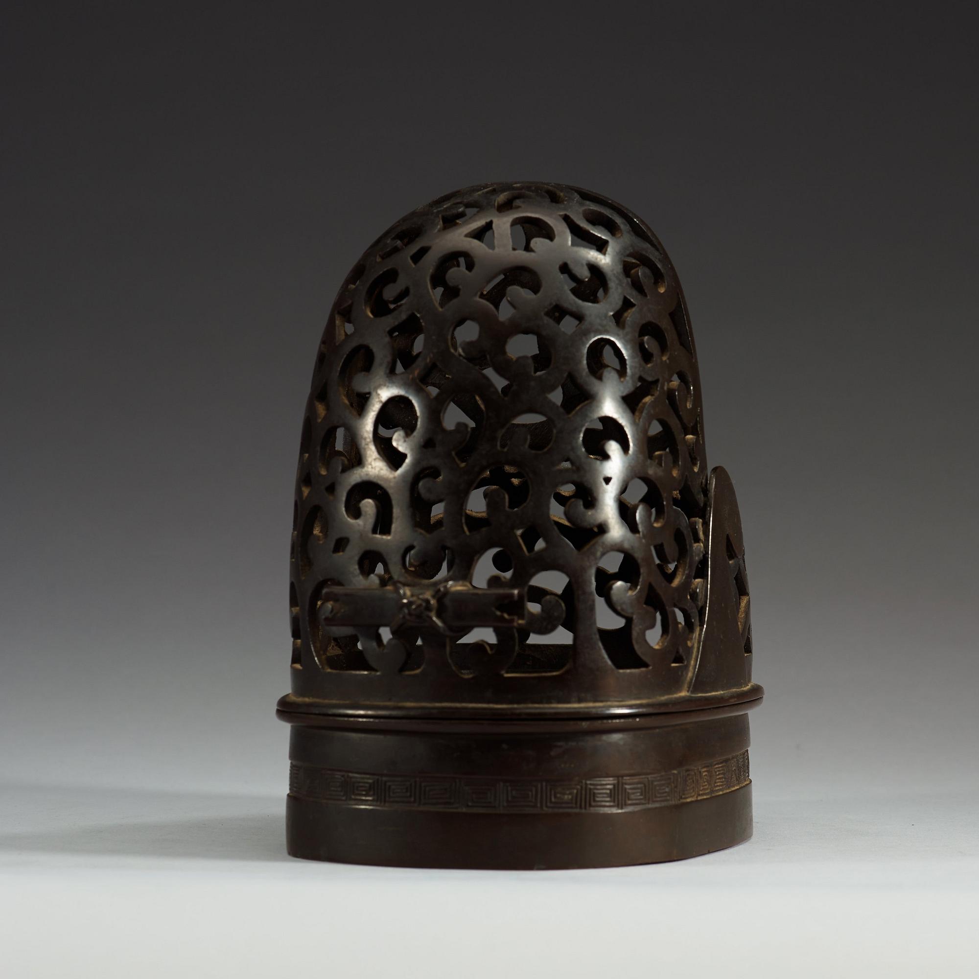 A brons hat stand/censer, Qing dynasty, 18th century.