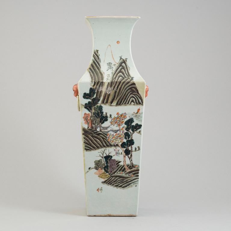 A 19th century porcelin vase, China.