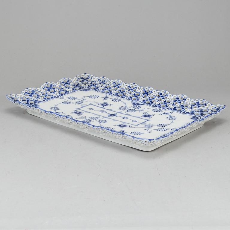 ROYAL COPENHAGEN, a "Musselmalet helblond" blue and white porcelain dish, model 1/1067, Denmark ca 1900.