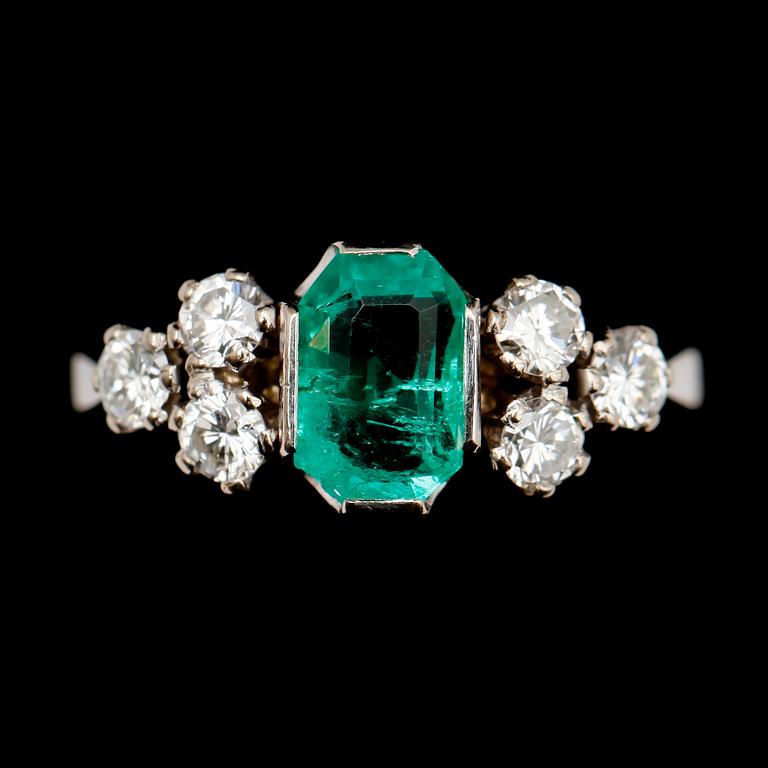 RING, 18 k vitguld, Stockholm 1975, med smaragd och briljanter.