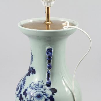 BORDSLAMPA, porslin, Kina, sekelskiftet omkring 1900.
