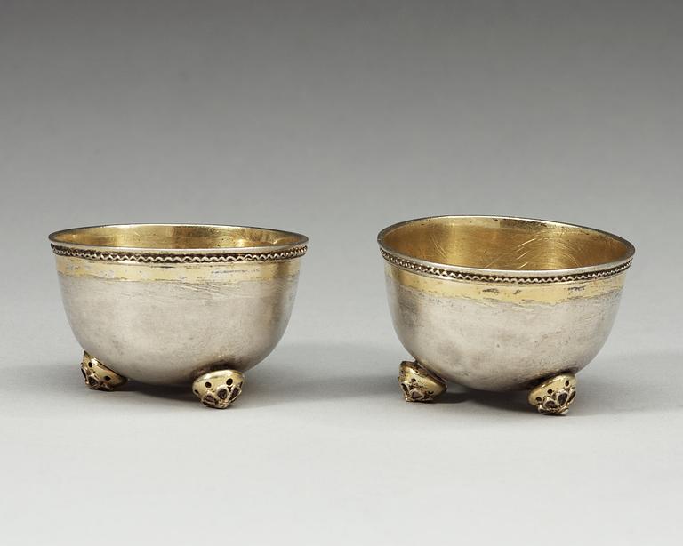 A pair of Swedish 18th century parcel-gilt cups, makers mark of Petter Zettersteen, (Norrköping 1712-1741 (-1744)).