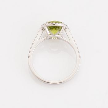Ring med peridot och briljantslipade diamanter.