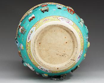 FISKBASSÄNG, porslin. Qing dynastin, 1800-tal.