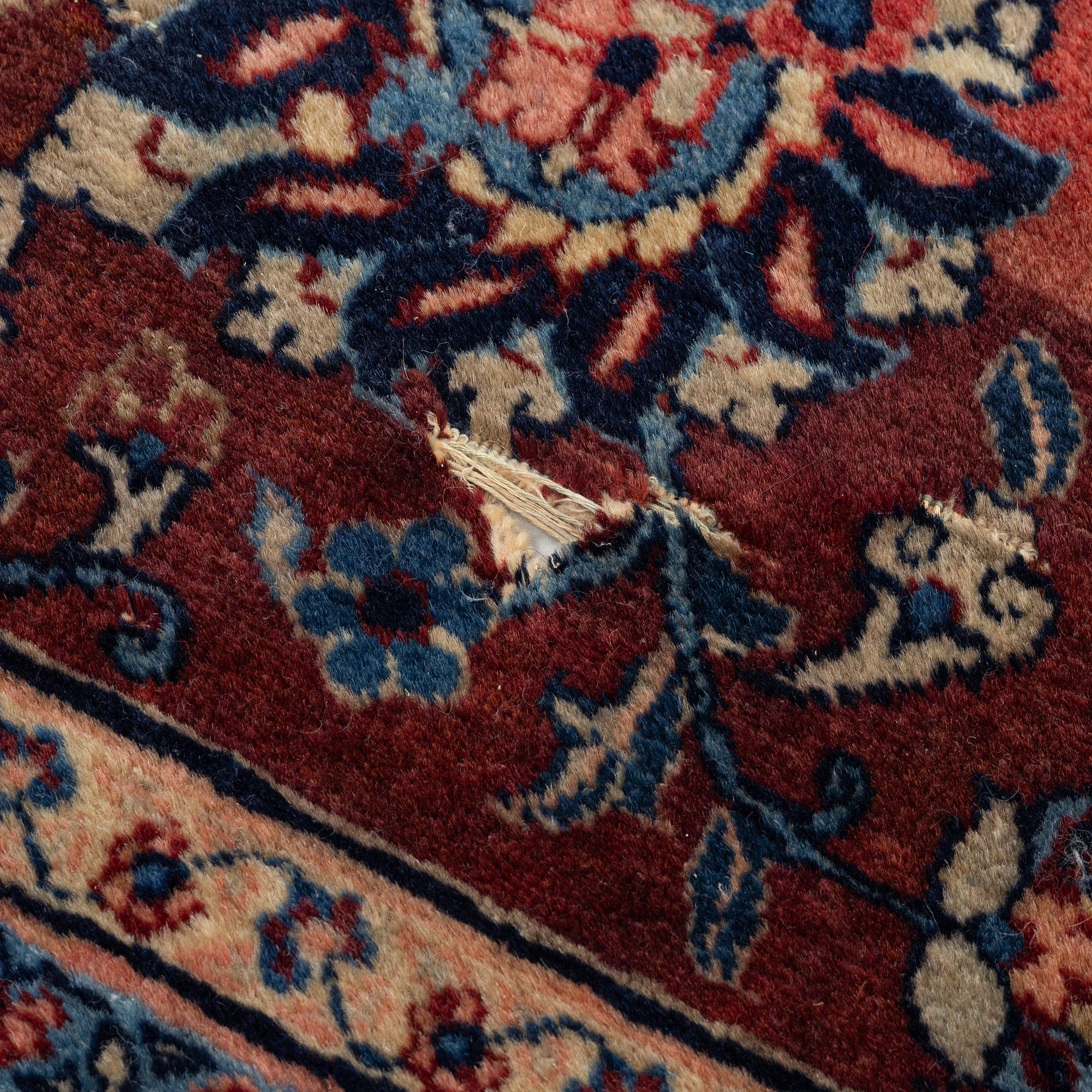 A semi-antique Sarouk carpet, a. 278 x 186 cm.