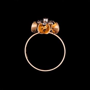 RING, 14K guld, 7 diamanter tot. ca 0,05 ct. Elis Kauppi Kupittaan Kulta 1983. Vikt 3 g.