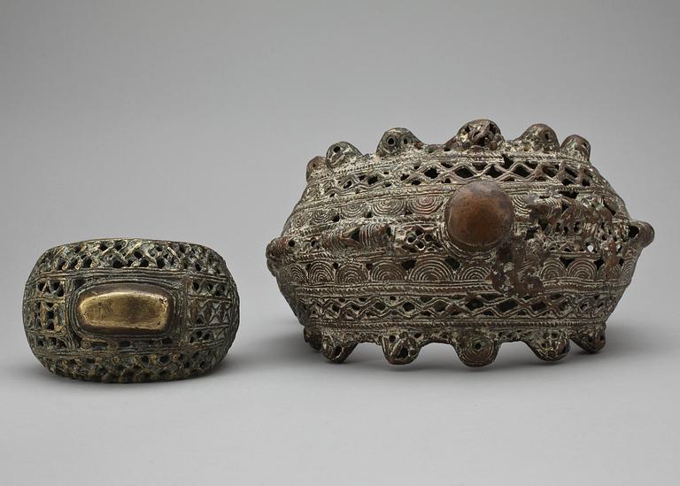 HALSRING SAMT ARMRING, 2 st, brons, Kamerun, Afrika, 1800/1900-tal.