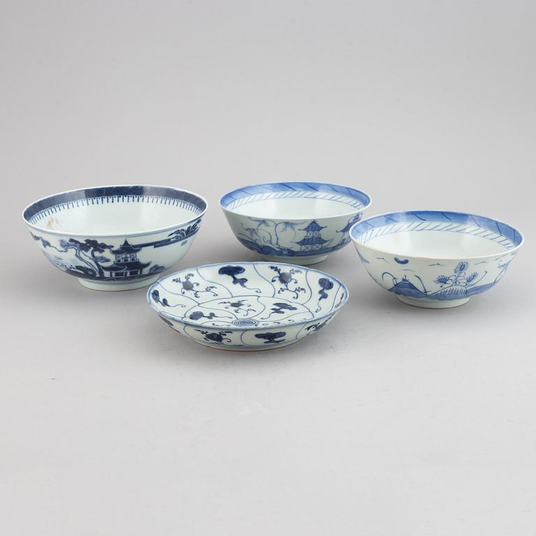 A group of 7 porcelain objects, Qing dynasty, incl. Qianlong and 19th century.