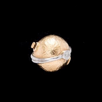 COLLIER, 3 st, 18 k guld -vitguld kullås med briljantslipad diamant ca 0,05ct. Per Borup, Köpenhamn. Vikt ca 6 g.