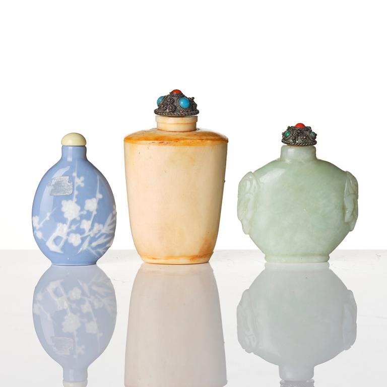 A group of three Chinese snuffbottles, stone, glass and bone, late Qing dynasty / around 1900.