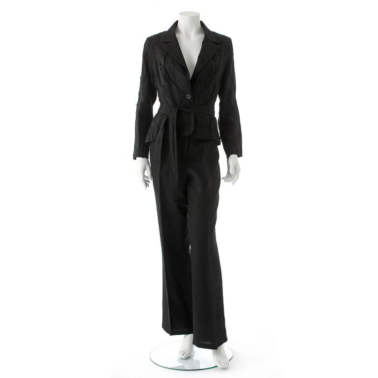 ZAPA, a two-piece black linen suit consisting of jacket and pants.