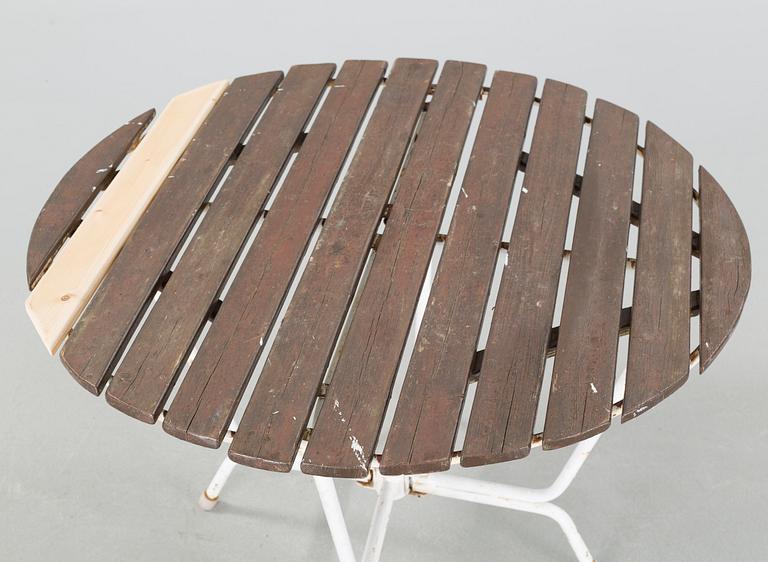 A garden table "8/90" and four garden chairs "P1", by AB Trädgårdsmöbler Osby.