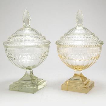 A pair of cut glass vases with covers, England/Ireland, circa 1800.