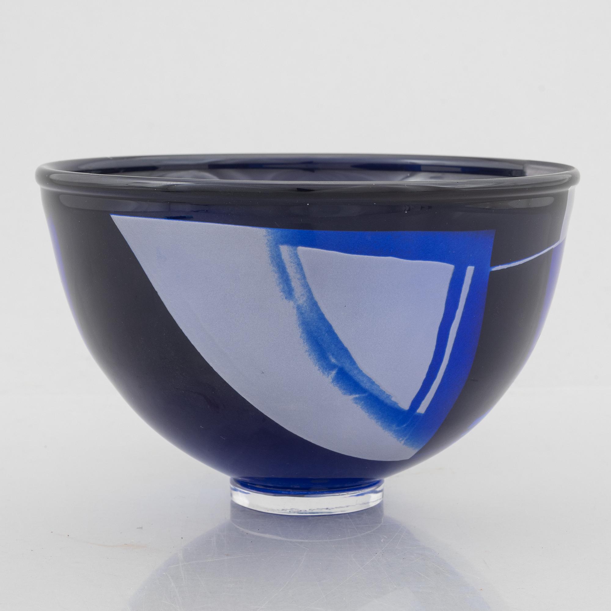 Klas-Göran Tinbäck, a glass bowl, dated 1982.
