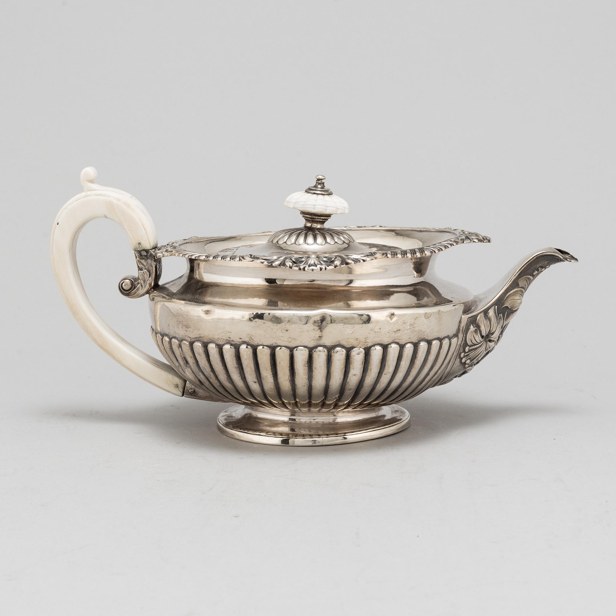 A silver teapot, William Eley & William Fearn, London 1823, 742 gram.