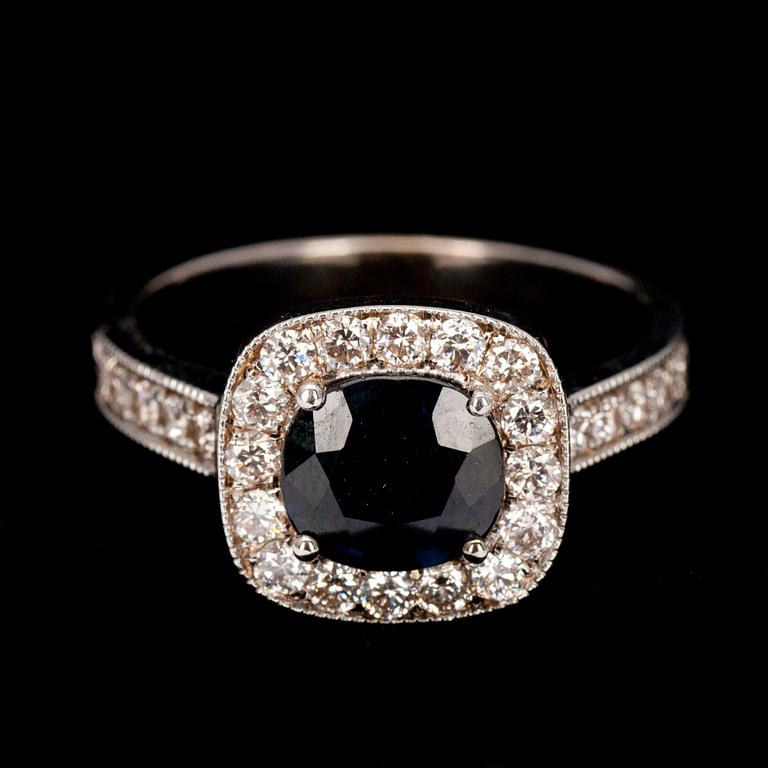 RING, vitguld 14K, fasettslipad safir 1,51 ct, briljantslipade diamanter tot. 0,58 ct. Vikt 5,3 g.