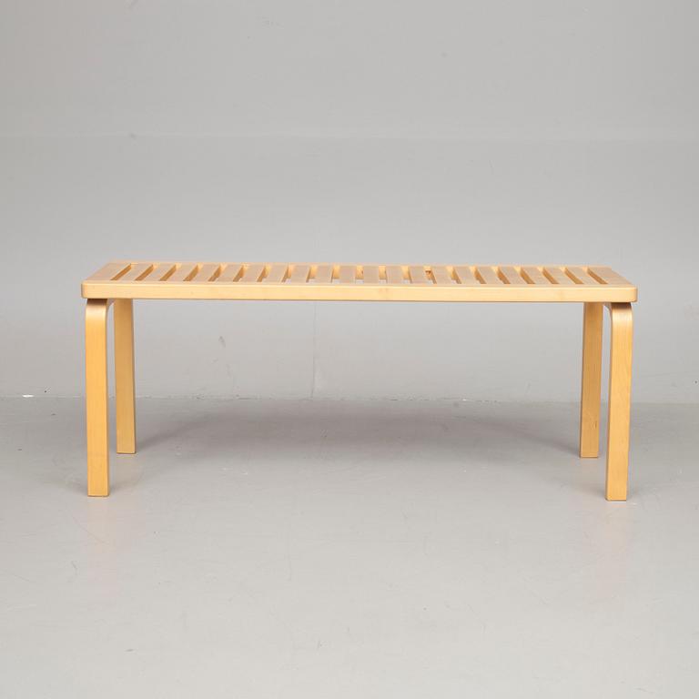 BÄNK, 153A, Alvar Aalto, Artek. Modellen formgiven 1945.