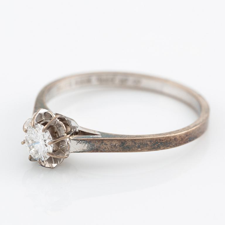 Ring, 18K vitguld med briljantslipad diamant 0.30 ct enligt gravyr.