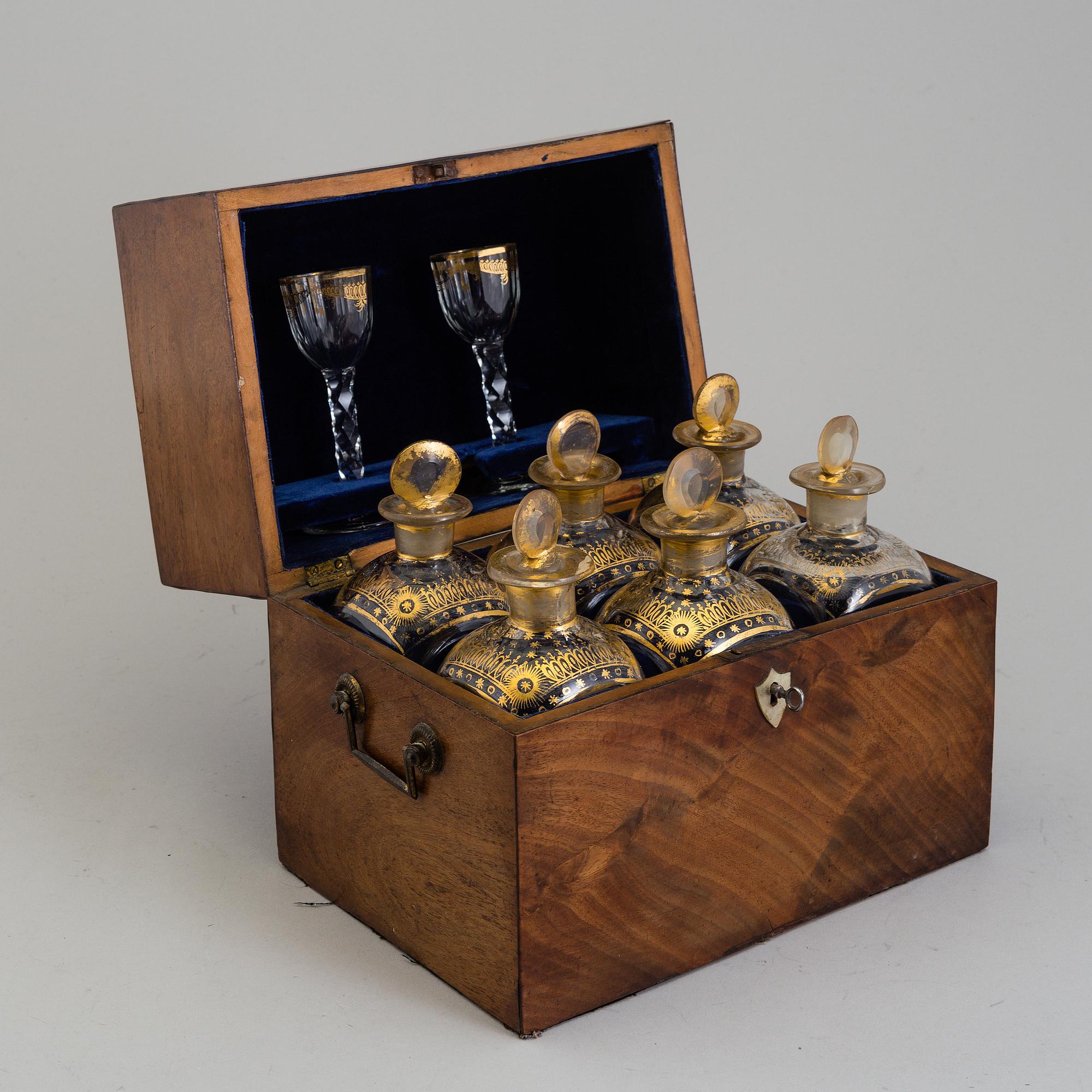 A first half of the 19th century wooden casket containing 6 flasks 2 glasses.