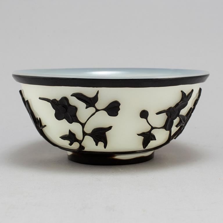 A Chinese peking glass bowl, 20th century.