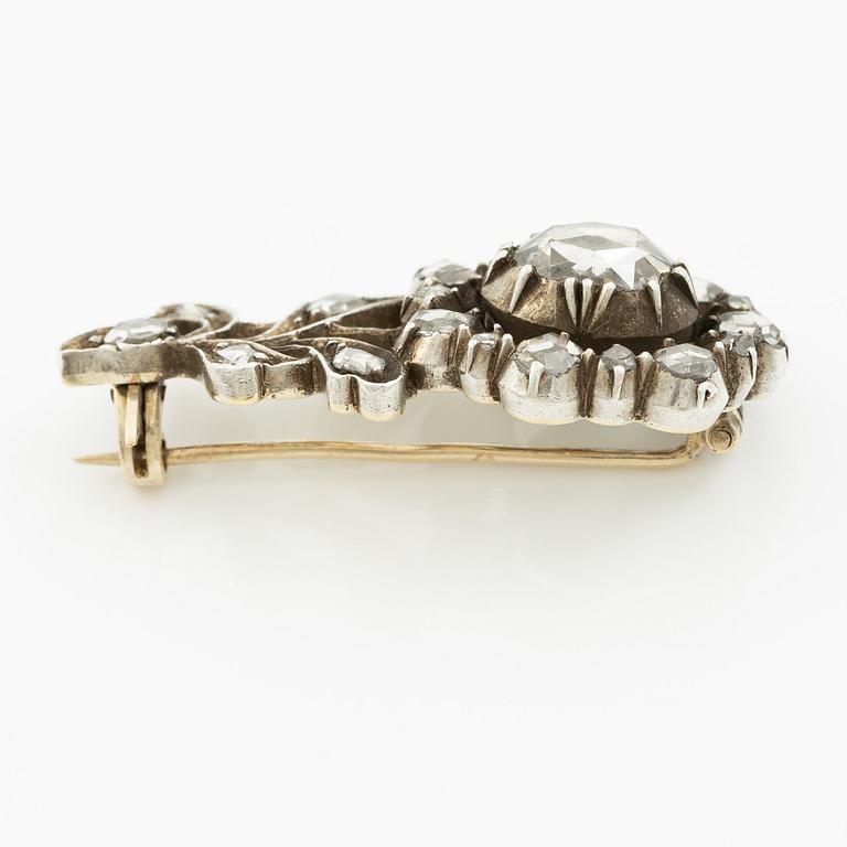Brooch in silver set with rose-cut diamonds in the shape of a flower.