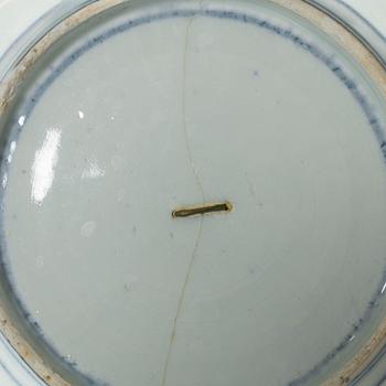 Tallrikar, 12 stycken, samt serveringsfat, imari, porslin, Japan Meiji/tidigt 1900-tal.