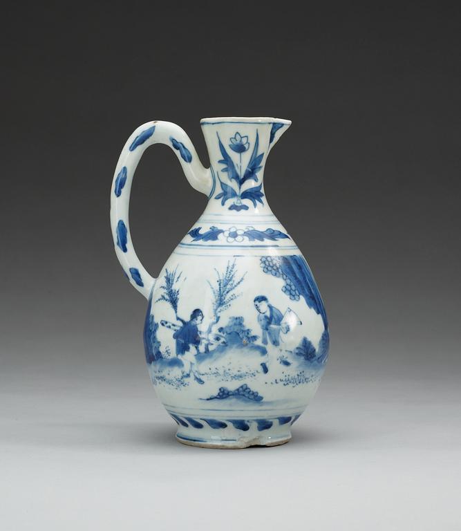 A blue and white transitional ewer, 17th Century.