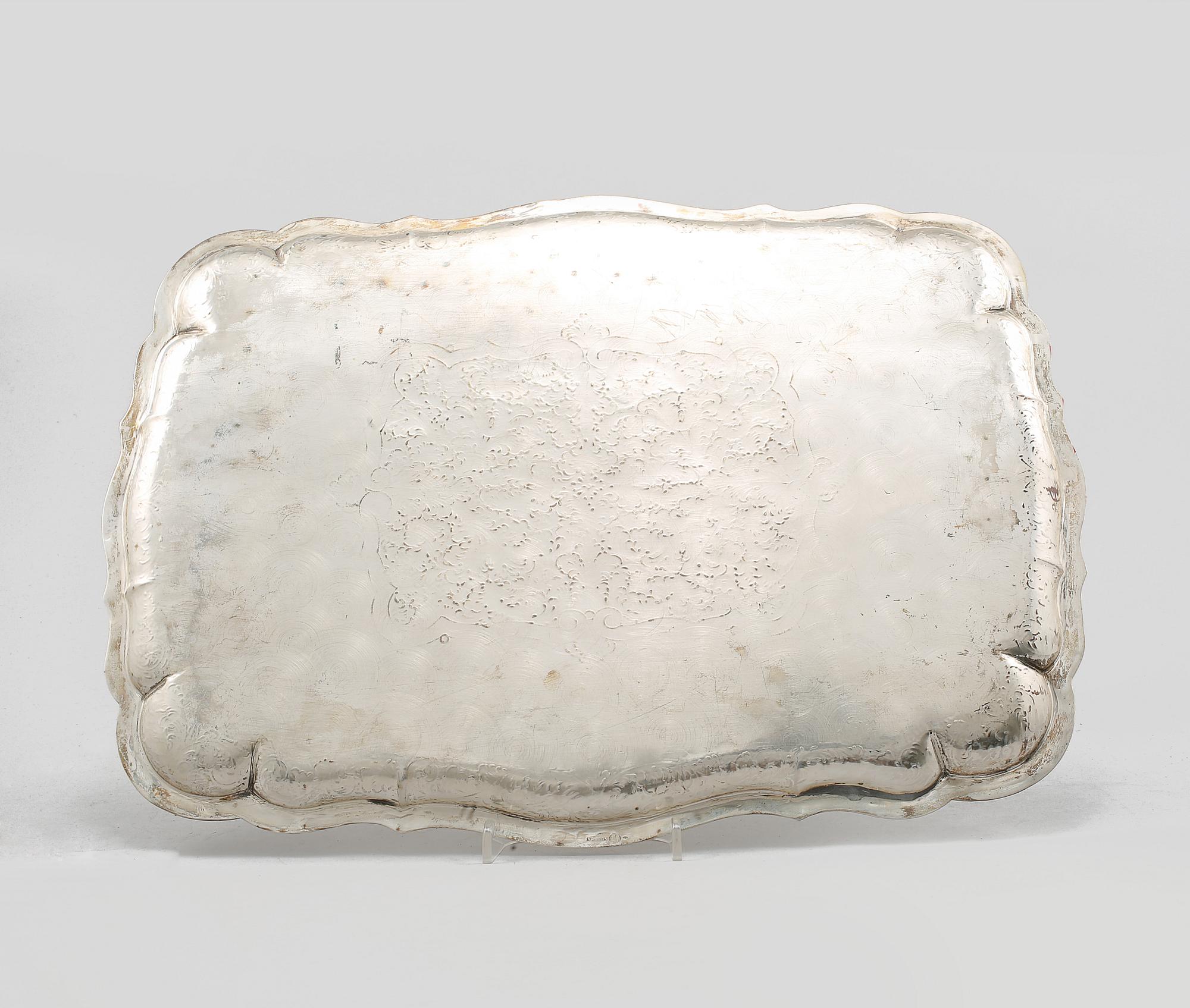 BRICKA, silver, otydliga stämplar, 1900-talets första hälft, vikt 1440 g.