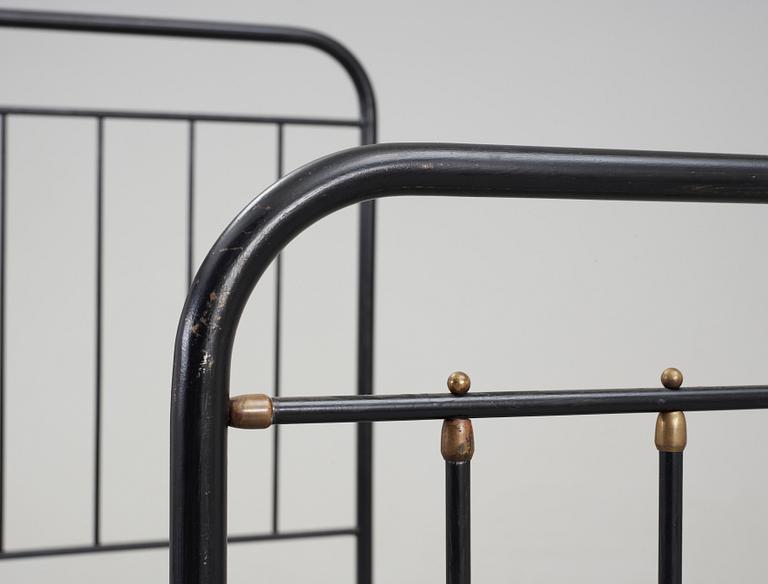 SÄNG, järn och mässing, 1900-talets början.