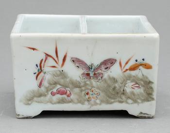 STÄLL. Porslin, Kina, 1800-tal.