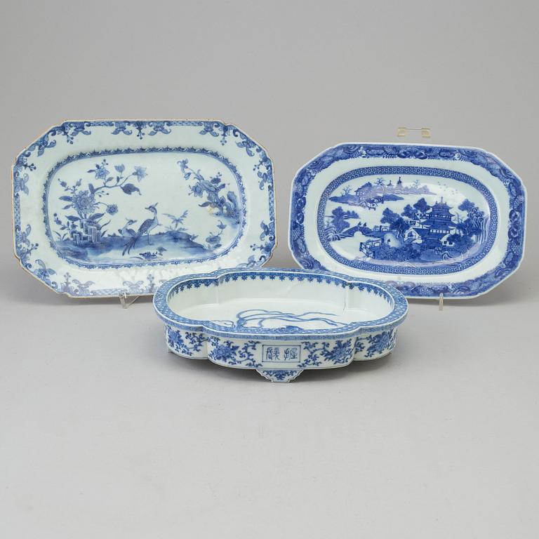 Two chinese blue and white porcelain dishes, Qing dynasty, 18th/19th century with one Japanese tray, ca 1900.