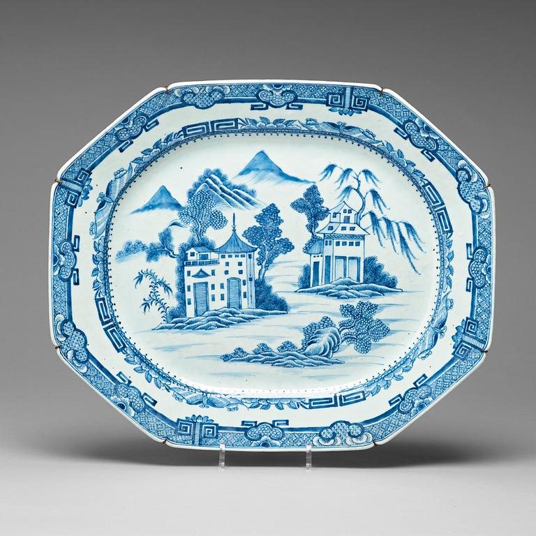 A large blue and white serving dish, Qing dynasty, Qianlong (1736-95).