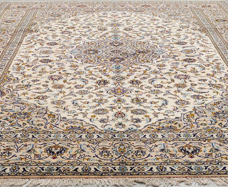 A carpet, Kashan, ca 399 x 304 cm.