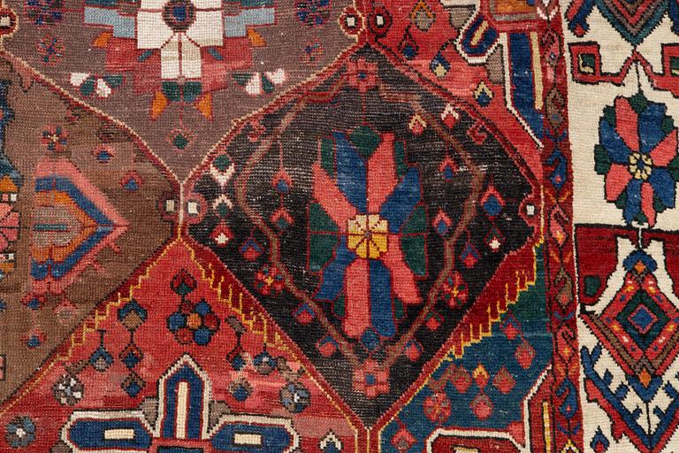 Rug, semi-antique, Chahar Mahal/Bakhtiari, approx. 290 x 204 cm.