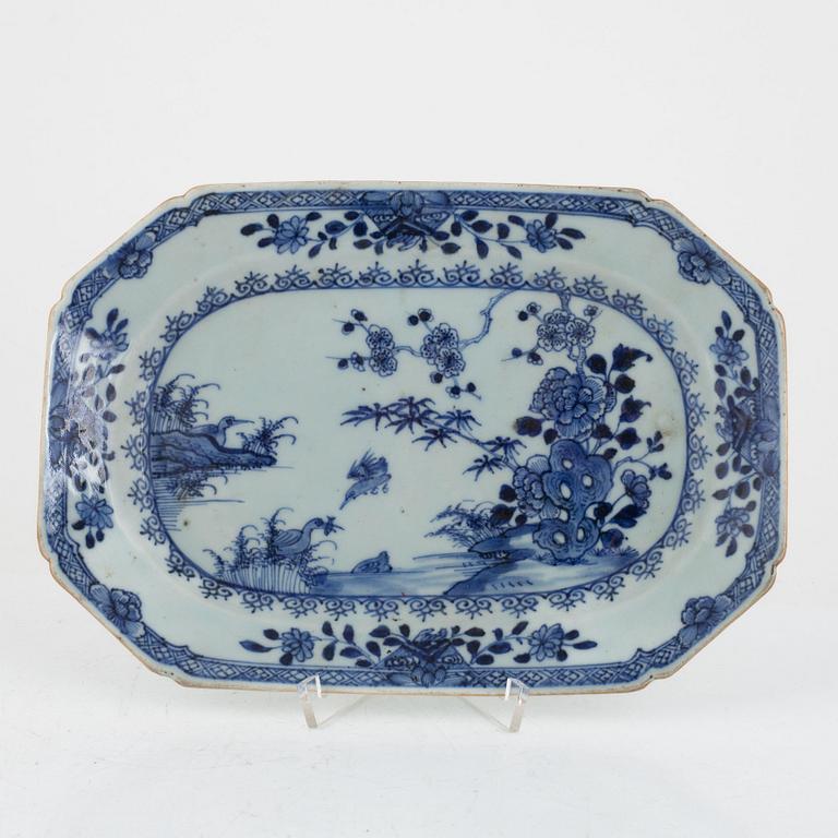 A group of five Chinese porcelain dishes, Qing dynasty, 18th Century.