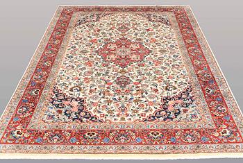 A CARPET, Sarouk, signed, ca 279 x 198 cm.