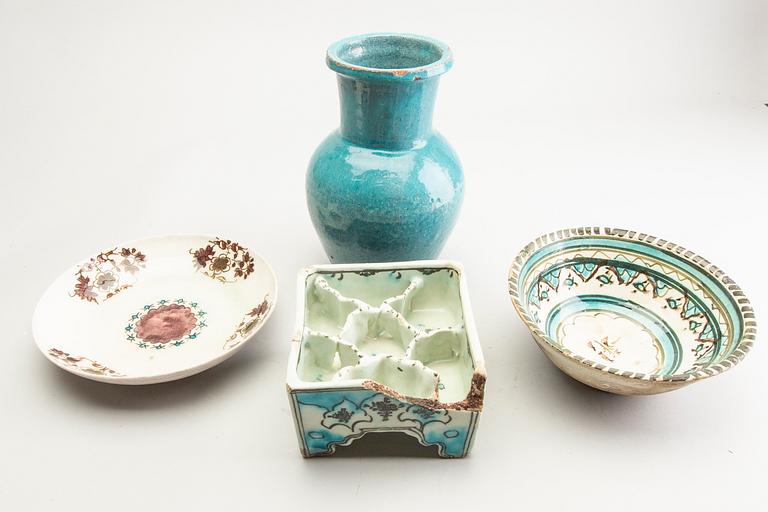 A group of four persian ceramics, 17th/19th Century.