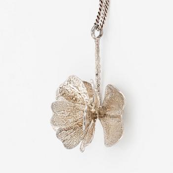 A Theresia Hvorslev pendant in sterling silver with a silver chain.