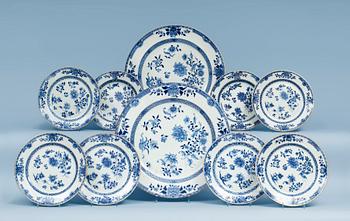 1528. A part blue and white dinner service, Qing dynasty, Qianlong (1736-95). (27 pieces).